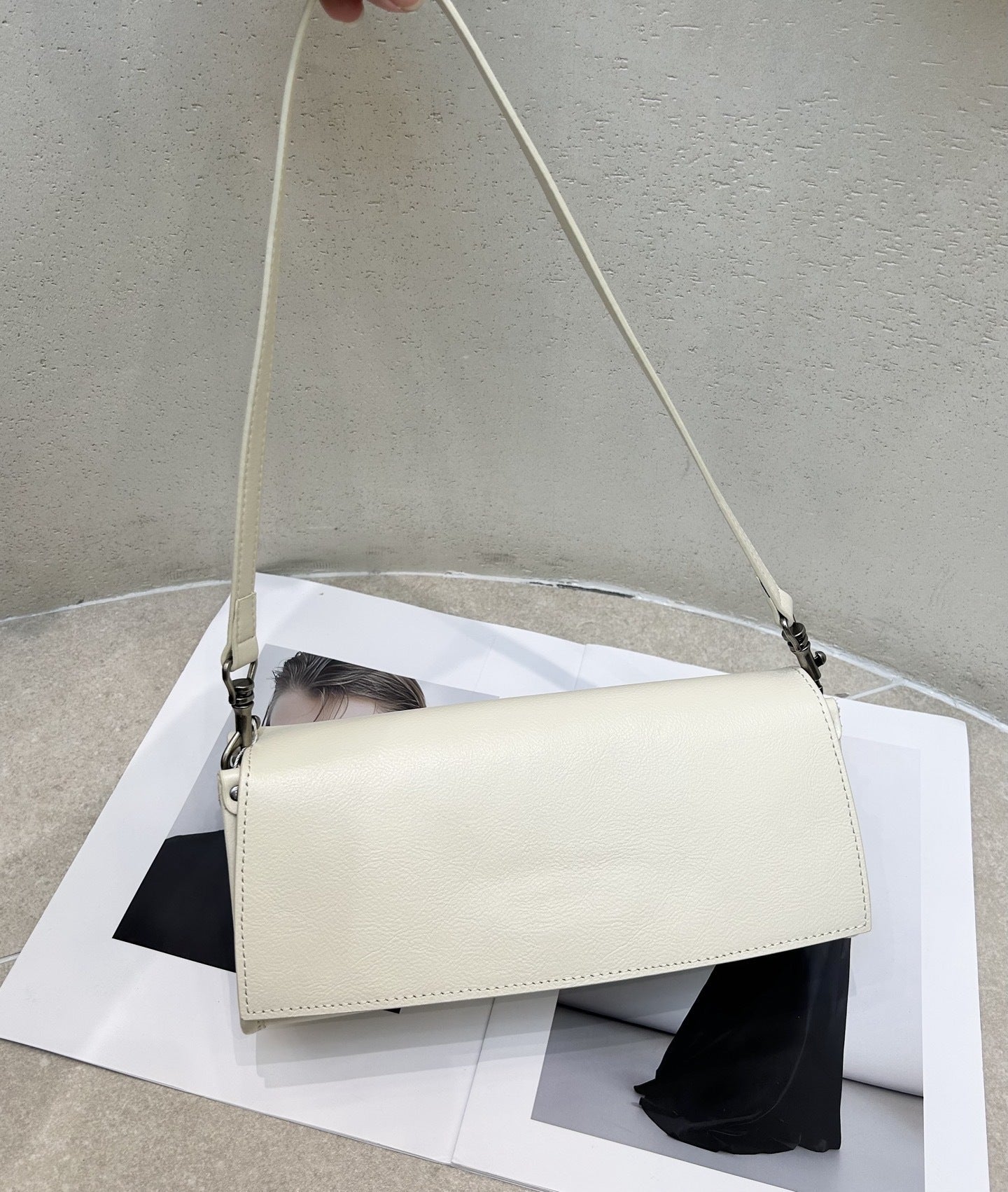 Sac baguette femme en cuir véritable, design niche, bandoulière luxe léger noir. - IVOIRART.COM