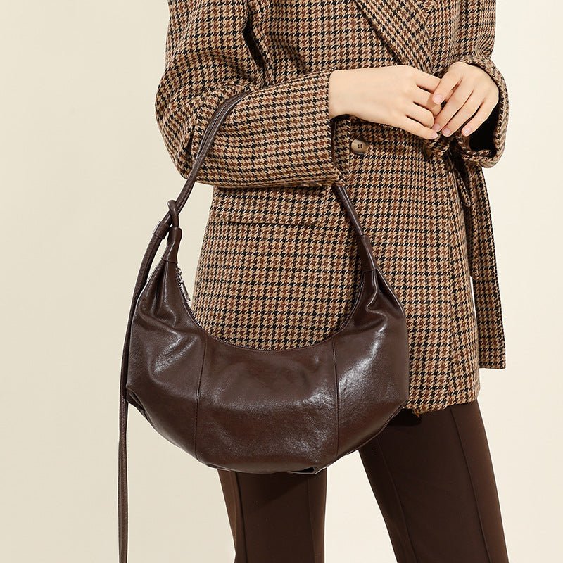 Sac bandoulière en cuir véritable, style croissant, porté épaule et sous bras - IVOIRART.COM