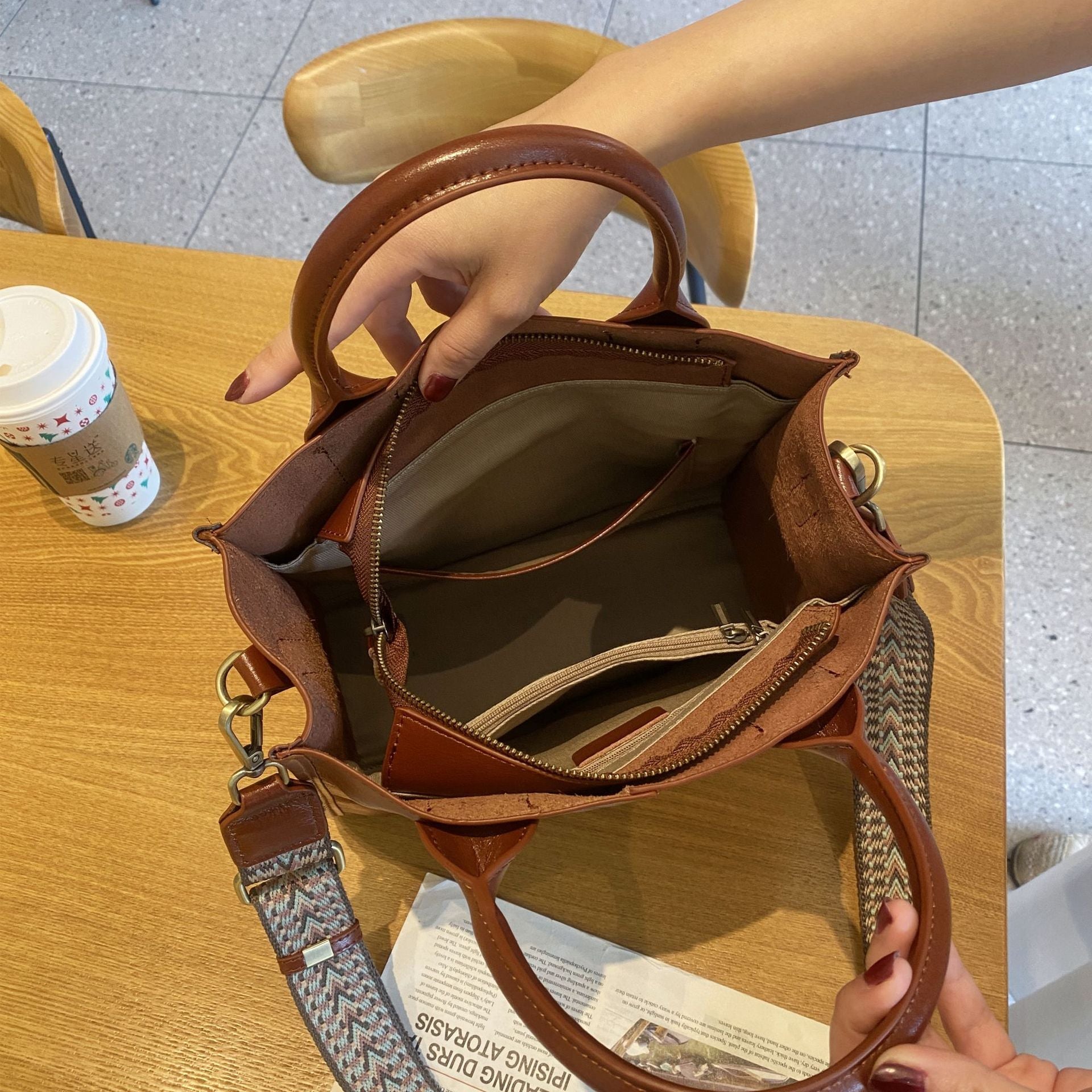 Sac bandoulière femme cuir tannage végétal, sangle large, forme carrée verticale - IVOIRART.COM