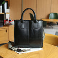 Sac bandoulière femme cuir tannage végétal, sangle large, forme carrée verticale - IVOIRART.COM
