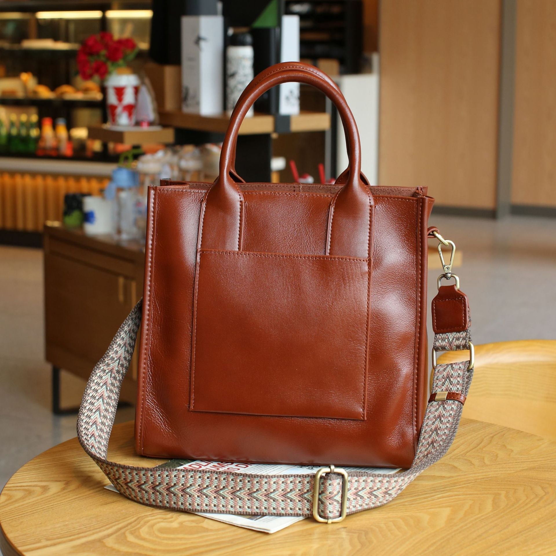 Sac bandoulière femme cuir tannage végétal, sangle large, forme carrée verticale - IVOIRART.COM