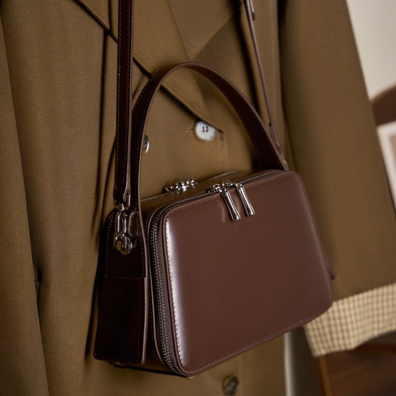 Sac bandoulière série Hanging Ear, design spécial, cuir véritable, format commute - IVOIRART.COM