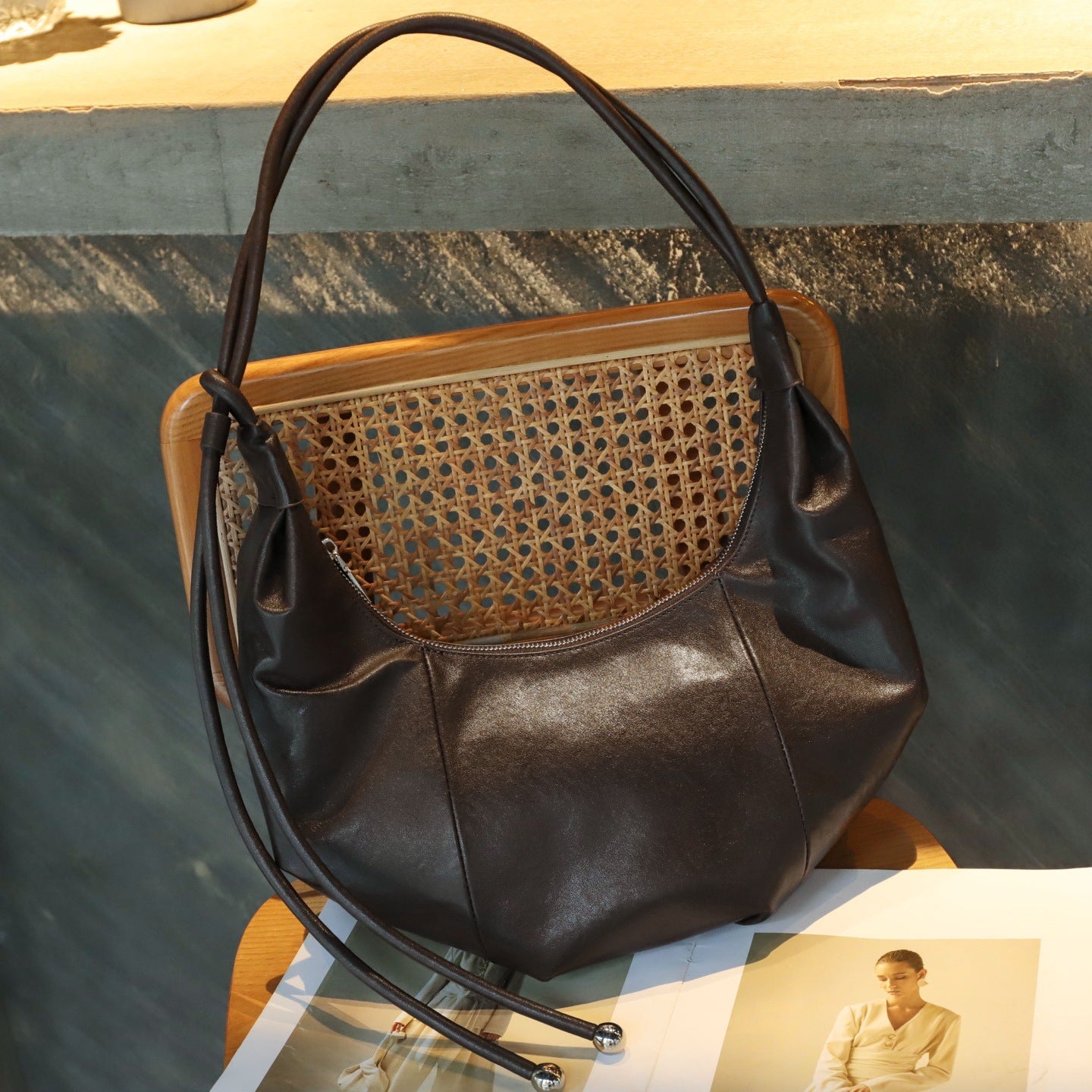 Sac croissant en cuir pleine fleur, rétro automne-hiver, bandoulière et porteur. - IVOIRART.COM