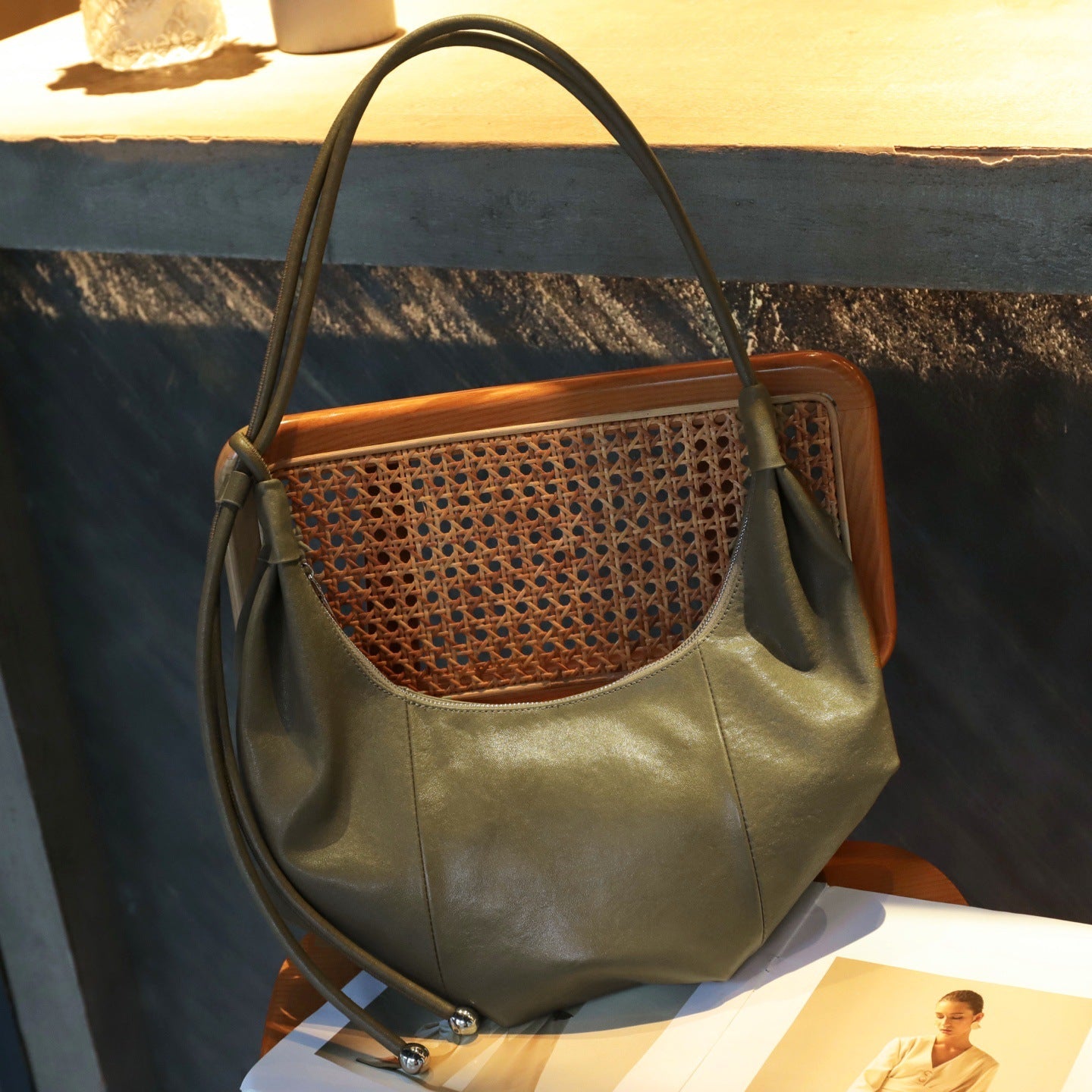 Sac croissant en cuir pleine fleur, rétro automne-hiver, bandoulière et porteur. - IVOIRART.COM