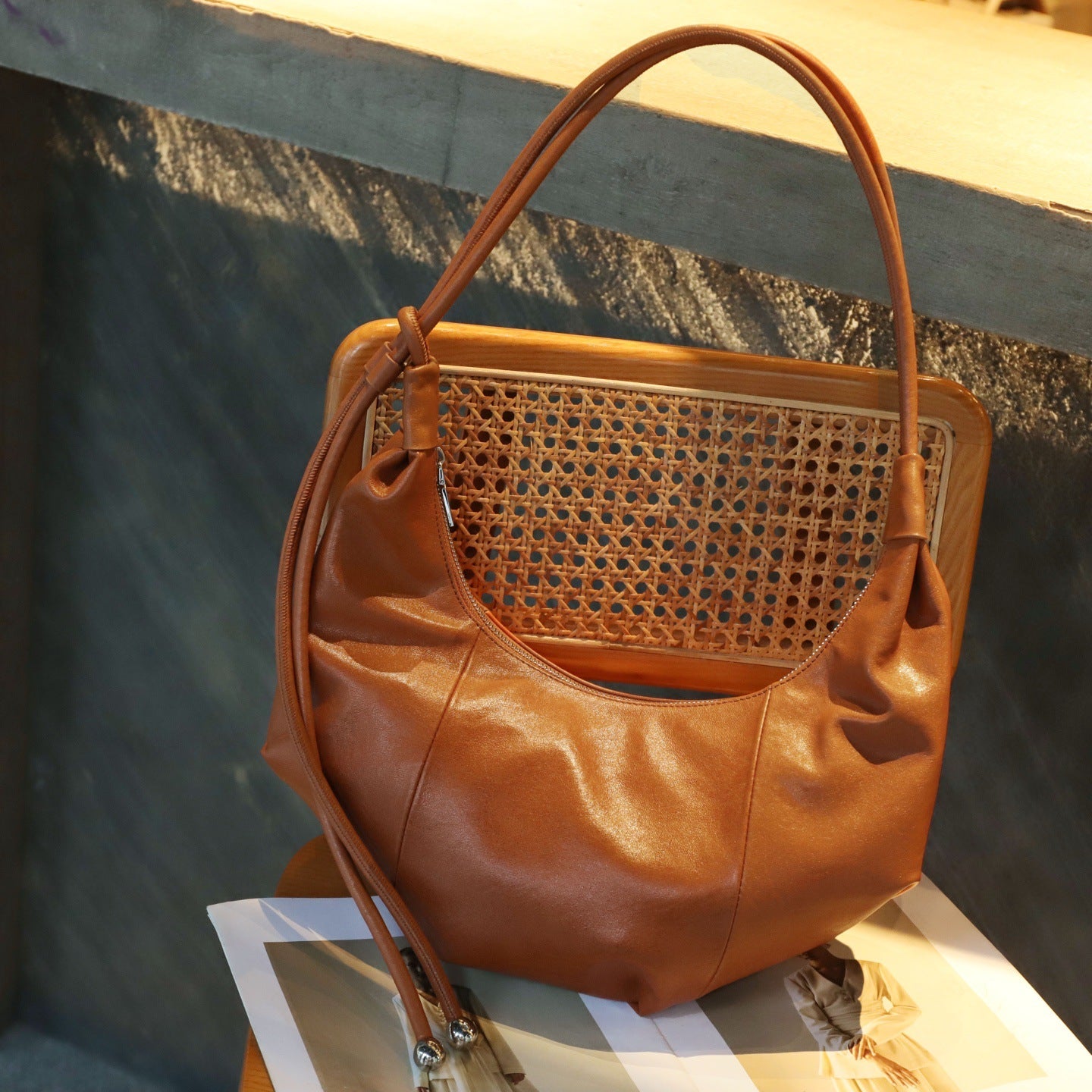 Sac croissant en cuir pleine fleur, rétro automne-hiver, bandoulière et porteur. - IVOIRART.COM