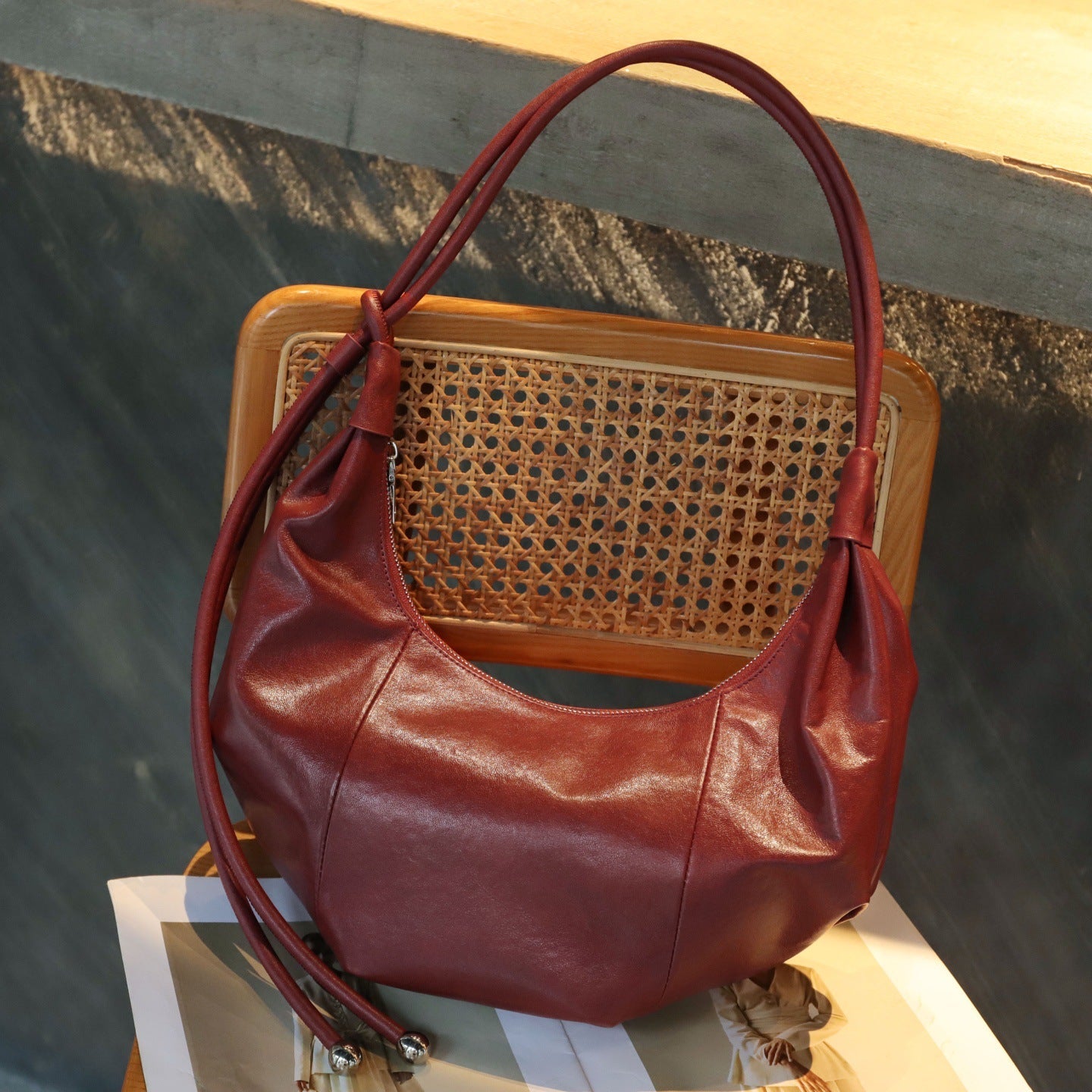 Sac croissant en cuir pleine fleur, rétro automne-hiver, bandoulière et porteur. - IVOIRART.COM