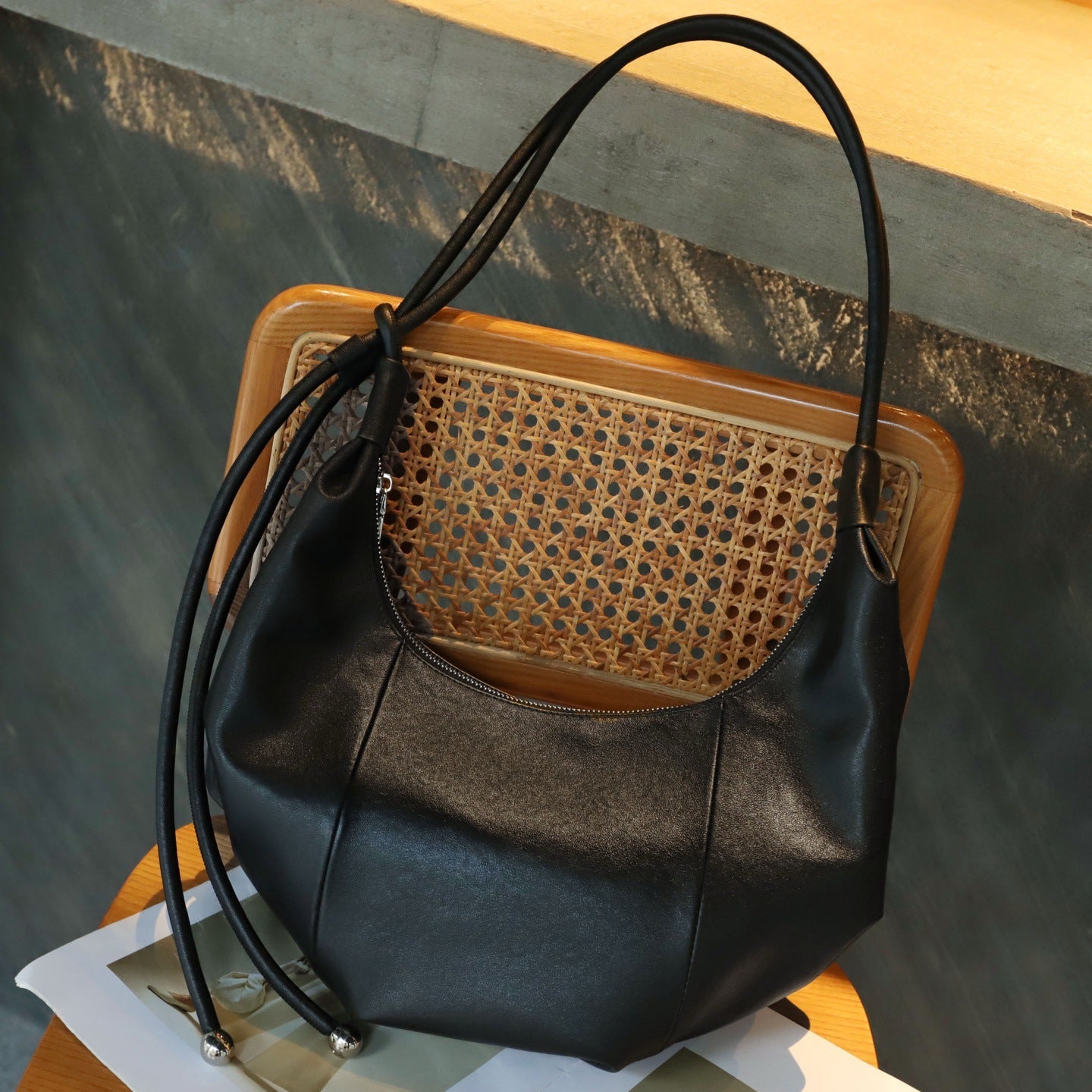 Sac croissant en cuir pleine fleur, rétro automne-hiver, bandoulière et porteur. - IVOIRART.COM
