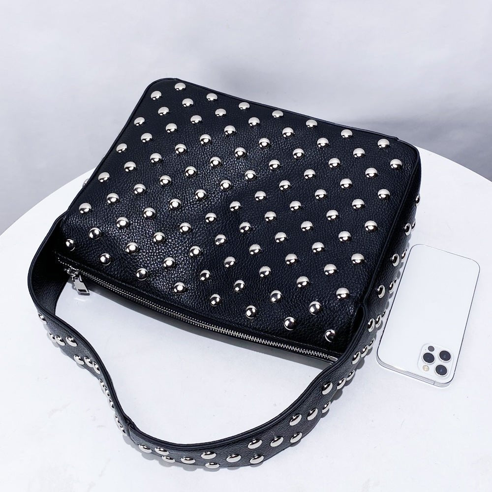 Sac d'Épaule Tendance et Audacieux à Rivets, Format Carré Horizontal Noir Camel - IVOIRART.COM