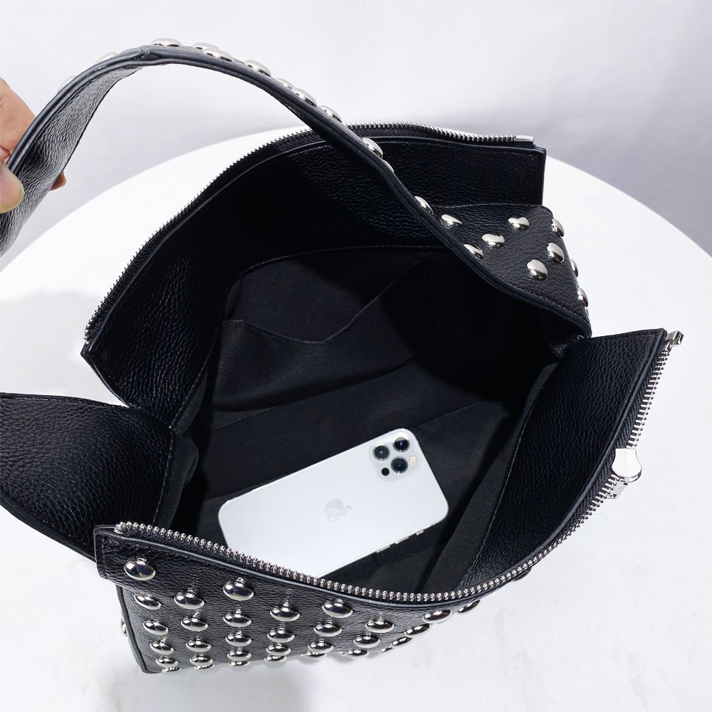 Sac d'Épaule Tendance et Audacieux à Rivets, Format Carré Horizontal Noir Camel - IVOIRART.COM