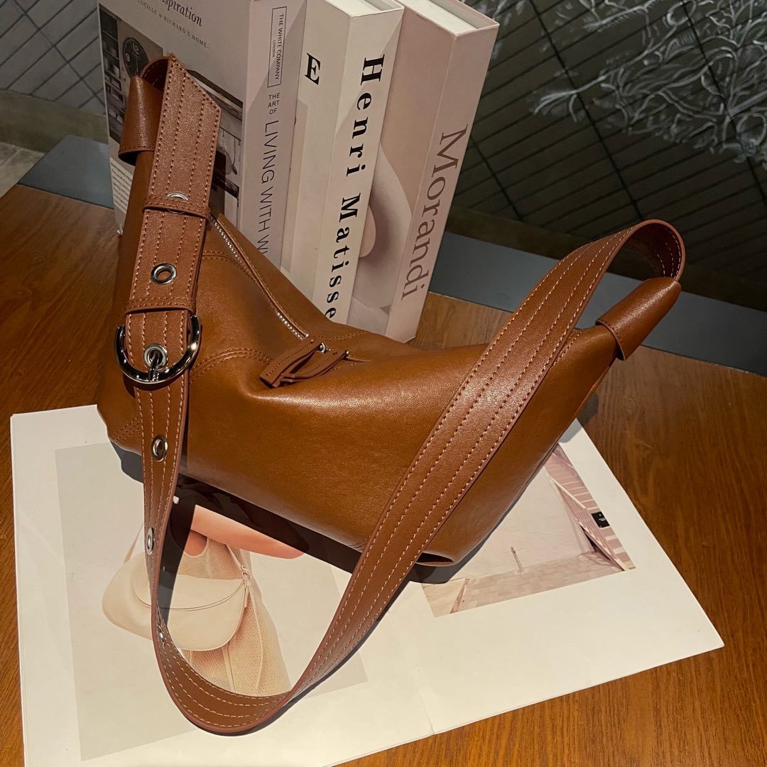 Sac dumpling cuir vachette grain supérieur, luxe léger, bandoulière et épaule - IVOIRART.COM