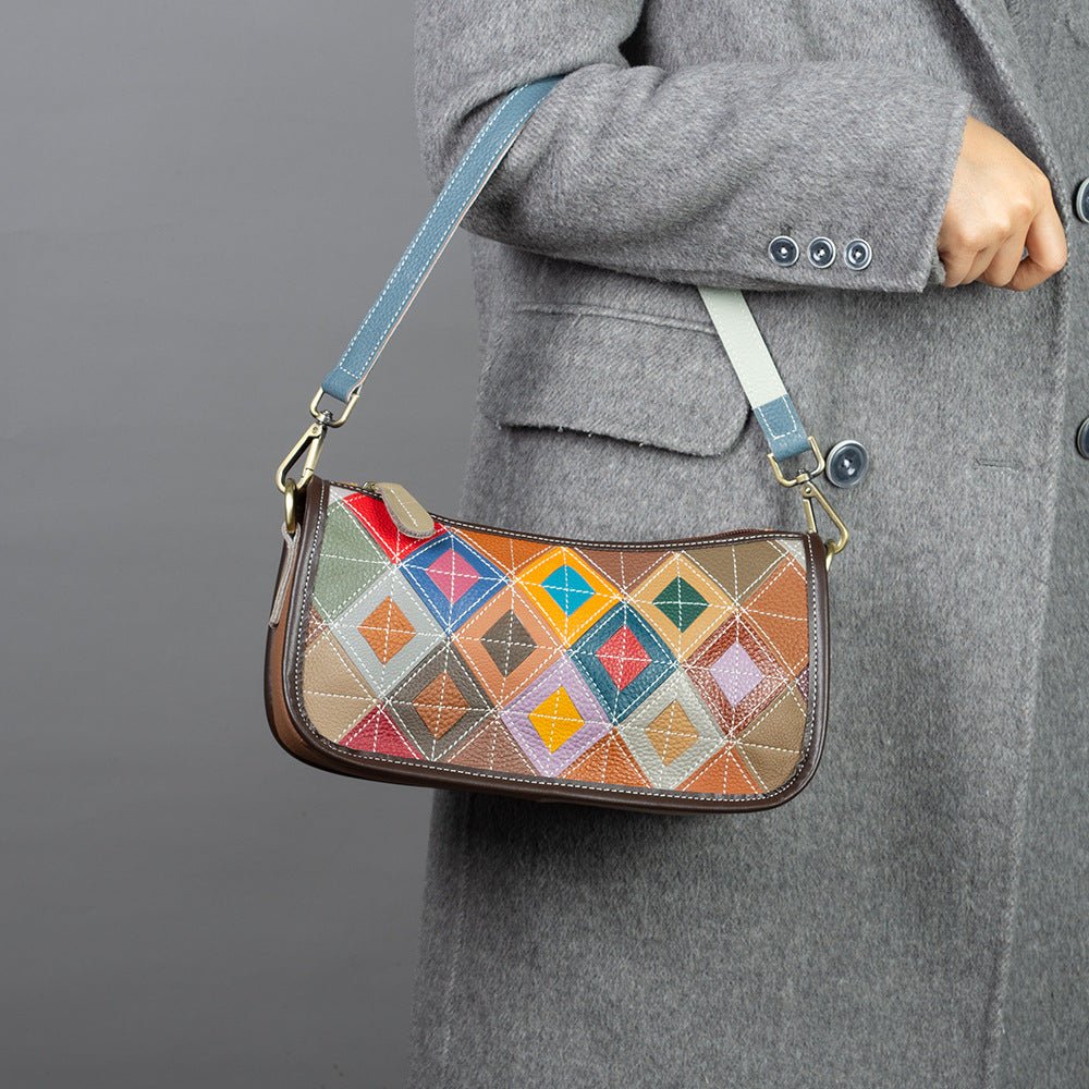 Sac épaule vintage en cuir pleine fleur bicolore, format mini, porté sous le bras - IVOIRART.COM