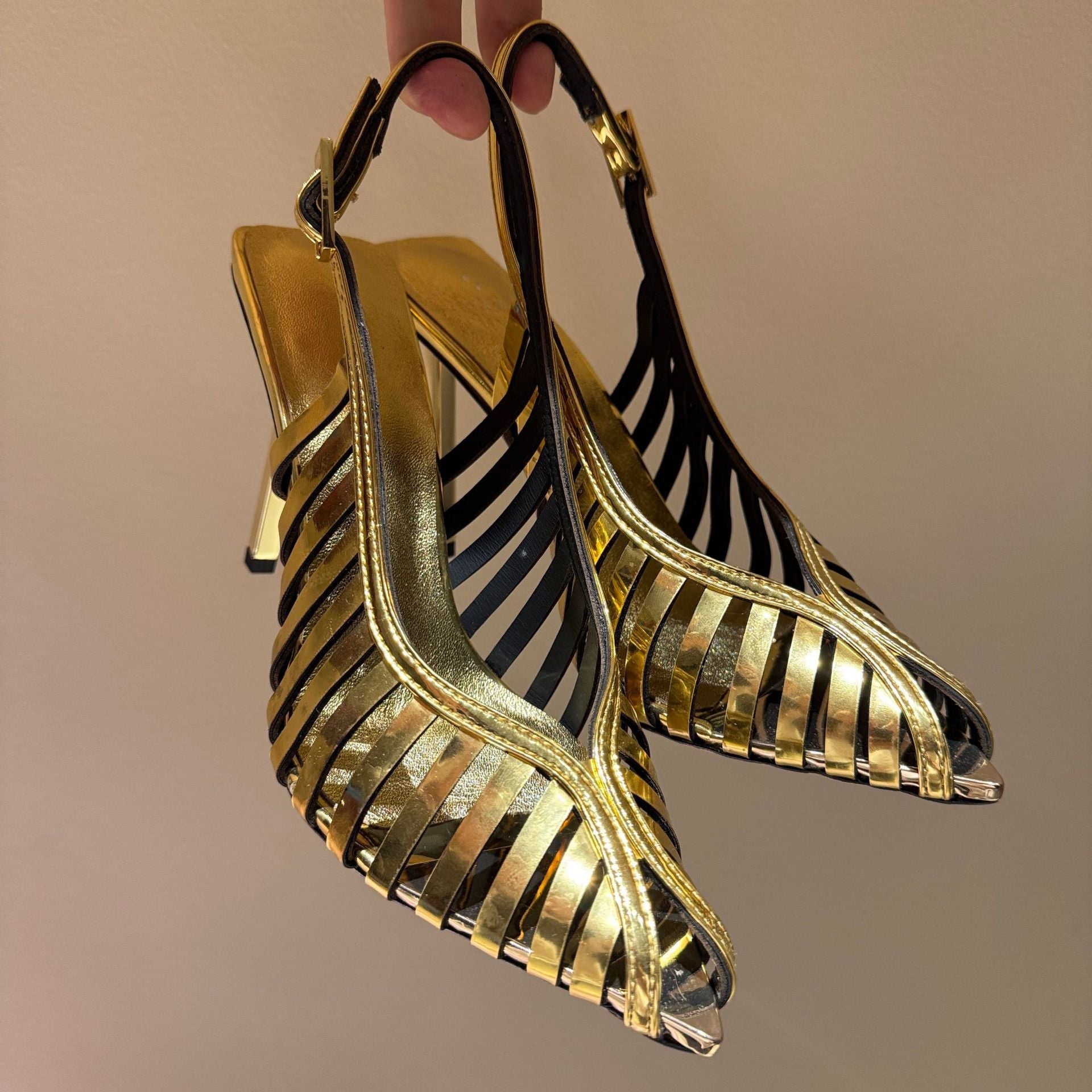 Sandales à bout pointu style stiletto ajourées pour femme - Or et Argent Talons. - IVOIRART.COM