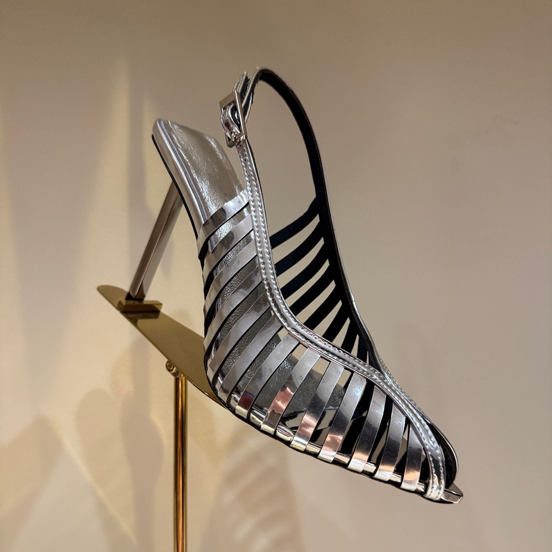 Sandales à bout pointu style stiletto ajourées pour femme - Or et Argent Talons. - IVOIRART.COM