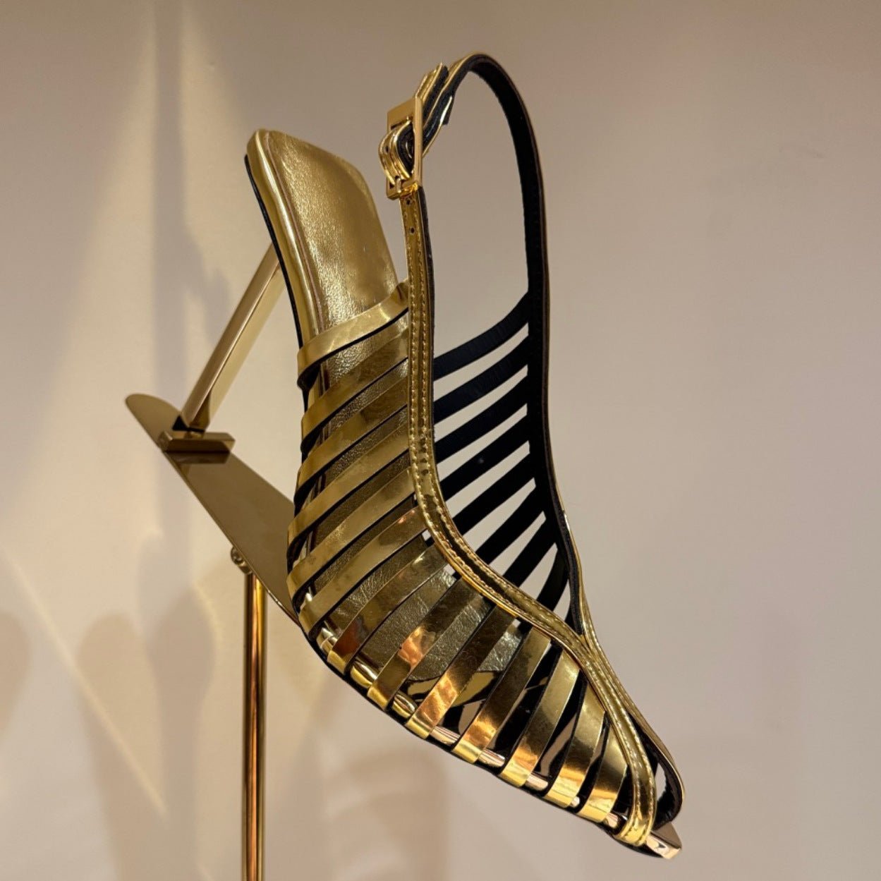 Sandales à bout pointu style stiletto ajourées pour femme - Or et Argent Talons. - IVOIRART.COM