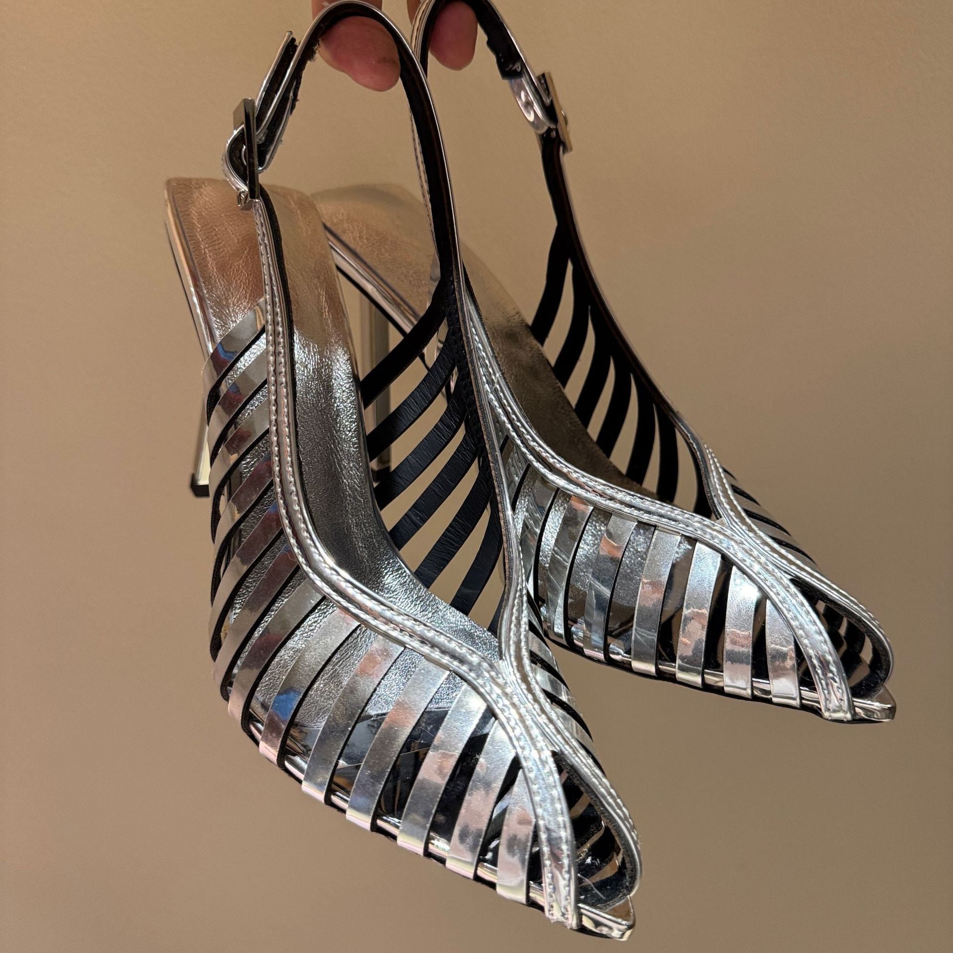 Sandales à bout pointu style stiletto ajourées pour femme - Or et Argent Talons. - IVOIRART.COM