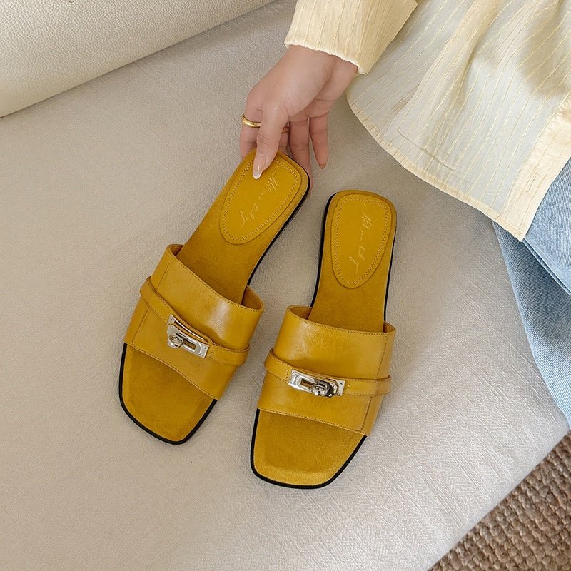 Sandales Femmes Artisanales en Cuir Pleine Fleur, Tongs Plates À Bout Carré et Boucle Métallique - IVOIRART.COM