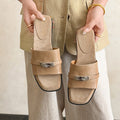Sandales Femmes Artisanales en Cuir Pleine Fleur, Tongs Plates À Bout Carré et Boucle Métallique - IVOIRART.COM