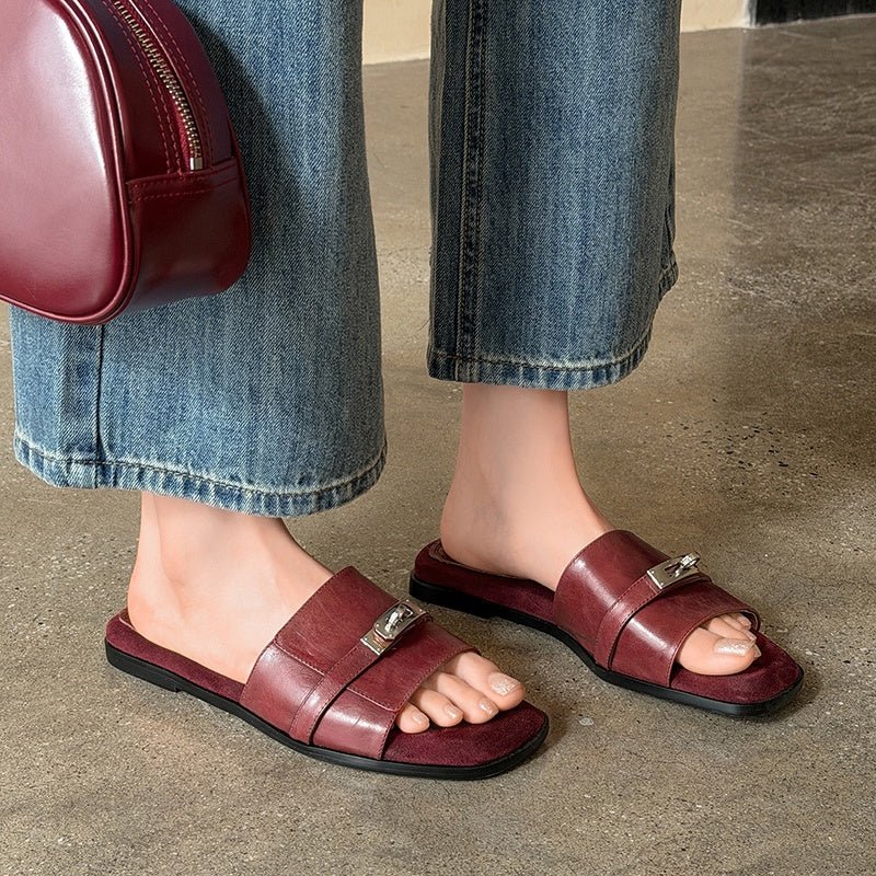 Sandales Femmes Artisanales en Cuir Pleine Fleur, Tongs Plates À Bout Carré et Boucle Métallique - IVOIRART.COM