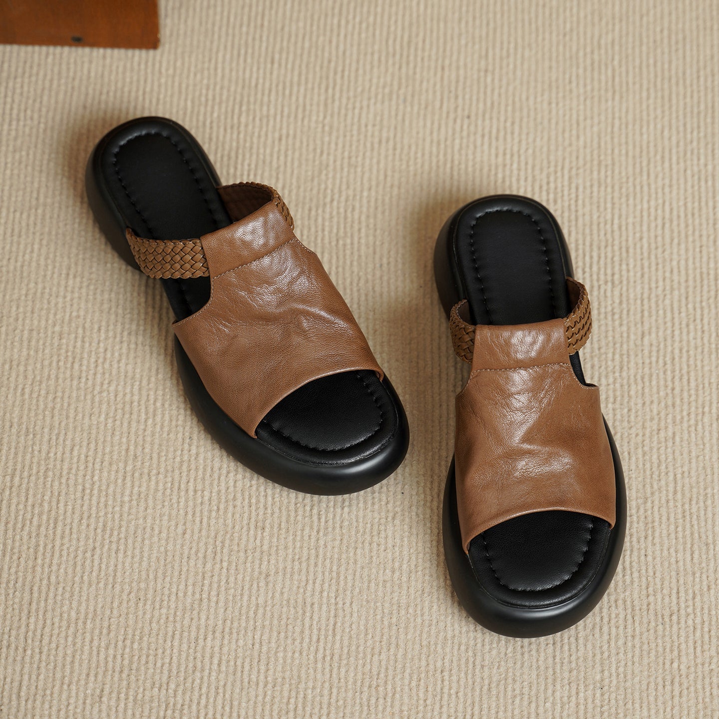 Sandales plates-formes tissées pour femmes, ouvertes, en cuir de mouton pleine fleur fait main - IVOIRART.COM