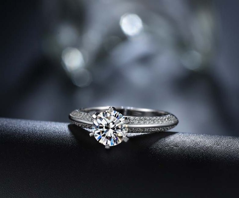 Six-claw paved with diamond luxury ring - IVOIRART.COM