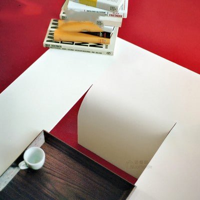 Table d'appoint en métal pour salon moderne — finition laquée piano, robuste chic - IVOIRART.COM