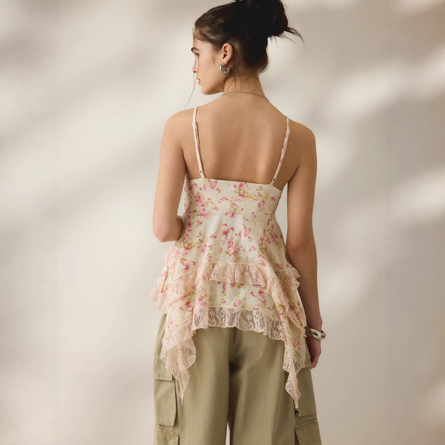 Top style rétro fleuri en mousseline avec bretelles à volants en dentelle - IVOIRART.COM