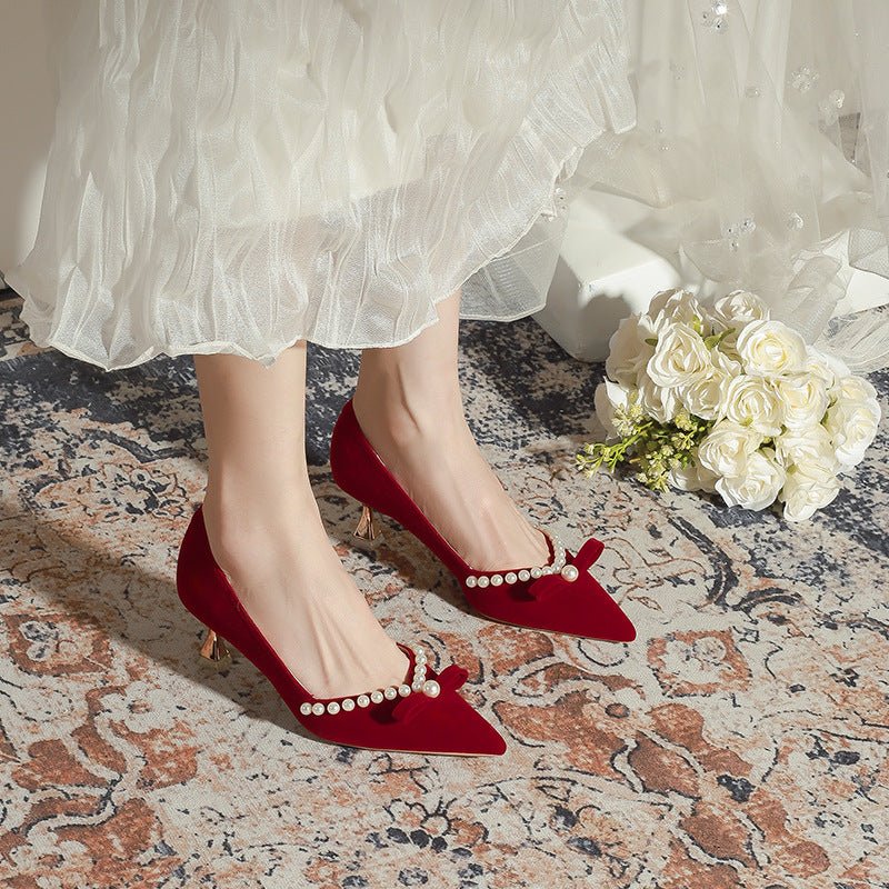 X586 Escarpins de mariée en velours rouge à talon haut, strass et bout pointu 01 - IVOIRART.COM