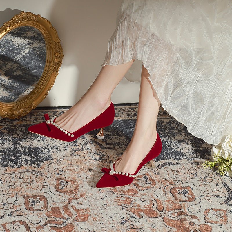 X586 Escarpins de mariée en velours rouge à talon haut, strass et bout pointu 01 - IVOIRART.COM
